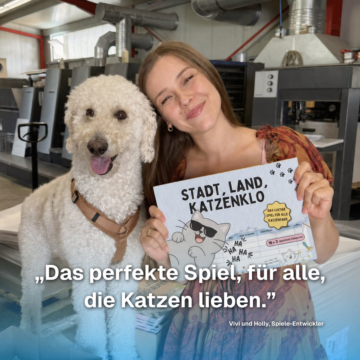 Vivi und Holly halten den Spielblock Stadt, Land, Katzenklo in der Druckerei – das Spiel für alle, die Katzen lieben